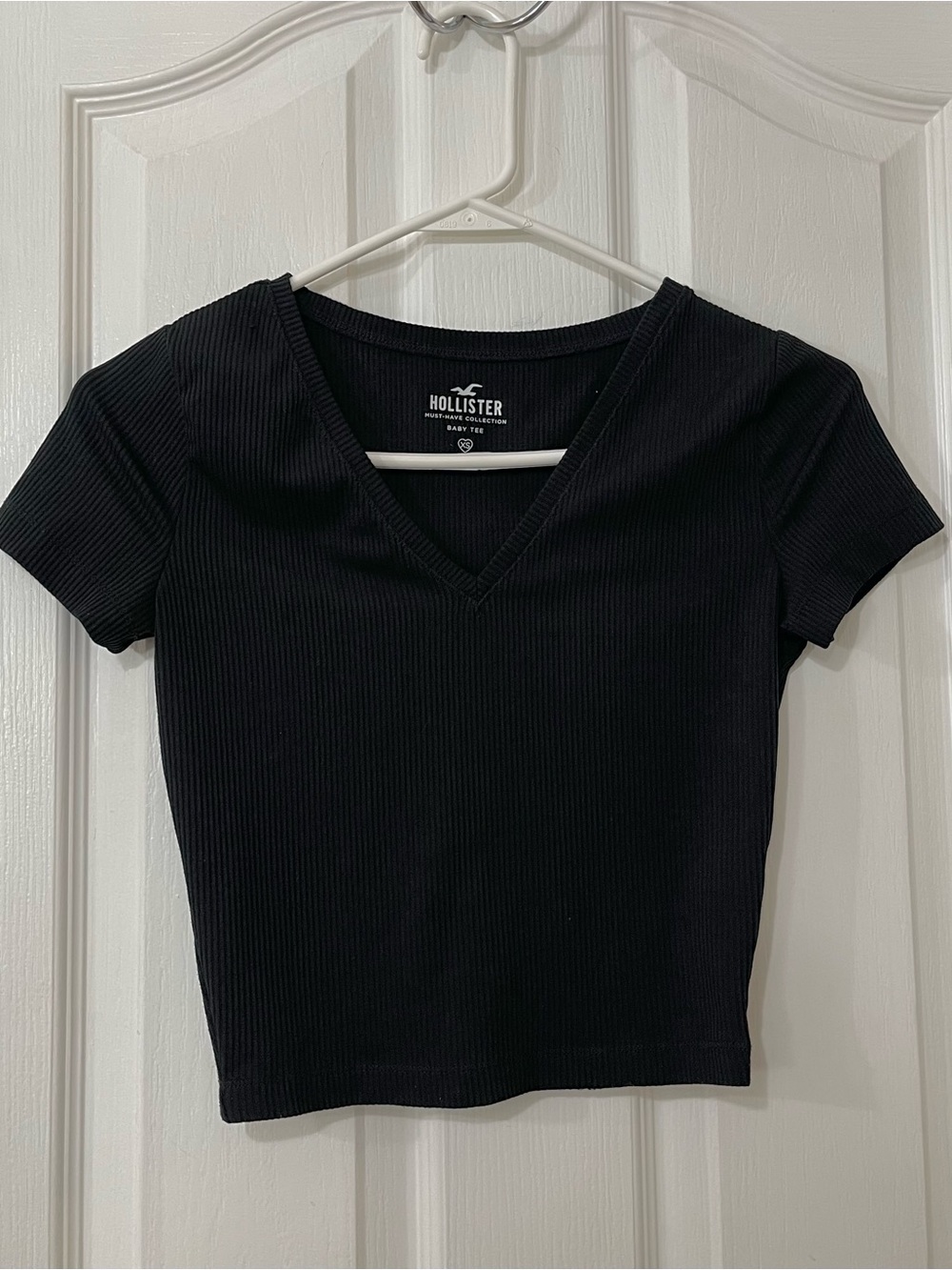 Hollister Black Ribbed V‑Neck Short Sleeve Top